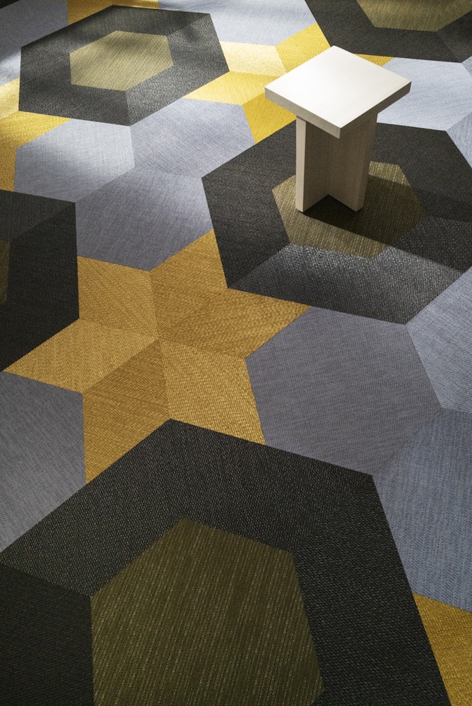 Bolon_Studio_BIGGER_ETHNIC_Abisko_LINK_NOW_Brass_HEXAGON_ARTISAN_Wild_BOTANIC_Rain_close1_webres