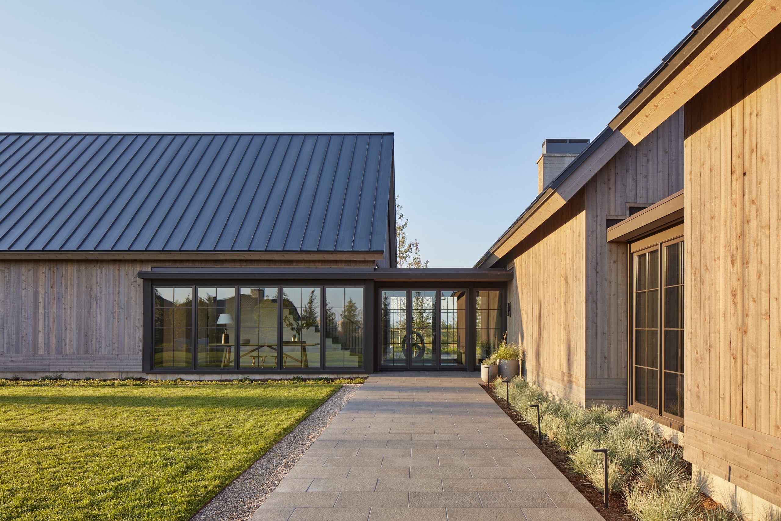 16_RD_Linger_0827_F-Front of Home (1)