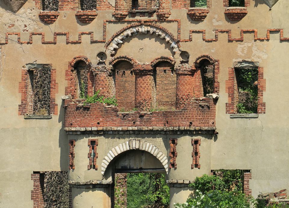 Actually, it’s a castle in name only. It was built from 1901 to 1918 to serve as a warehouse for army war surplus.