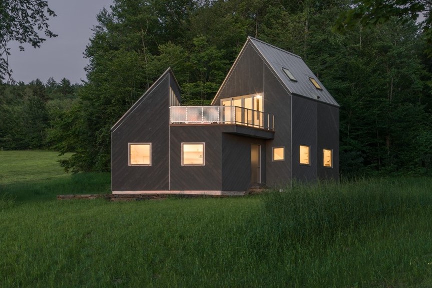 The cabin was designed in 2017 by Jaffer Kolb and Ivi Diamantopoulou of New Affiliates, a New York-based firm. It’s a weekend getaway and salon of sorts for the two designers, plus Kolb and his sister, their partners, his mother and Diamantopoulou.