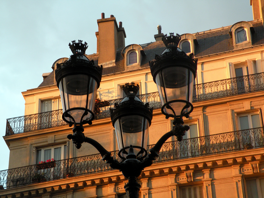 Nahem’s a native New Yorker who’s now living, working and taking fine photographs in the City of Light – and he’s got his tour gigs down pat.