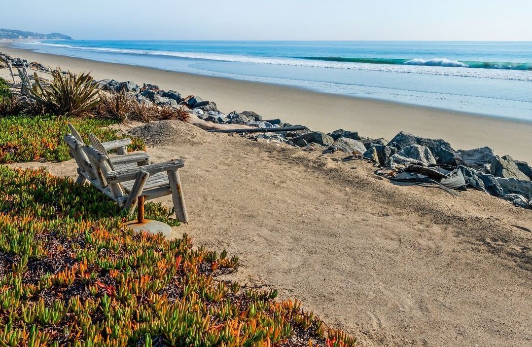 The house was designed by Edward “Ted” Grenzbach, who was known as the “Architect to the Stars.”