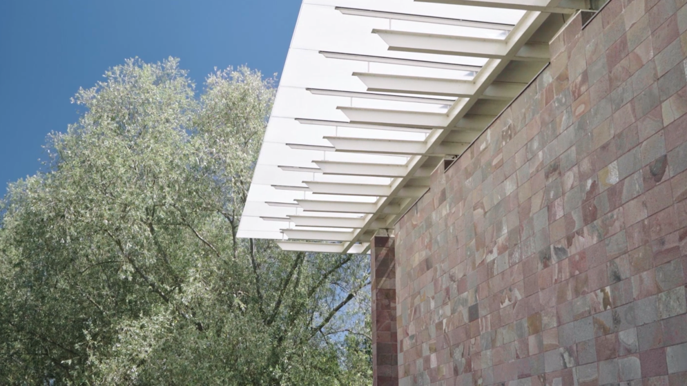 The short film features the Fondation Beyeler in Basel and the Zentrum Paul Klee in Bern.