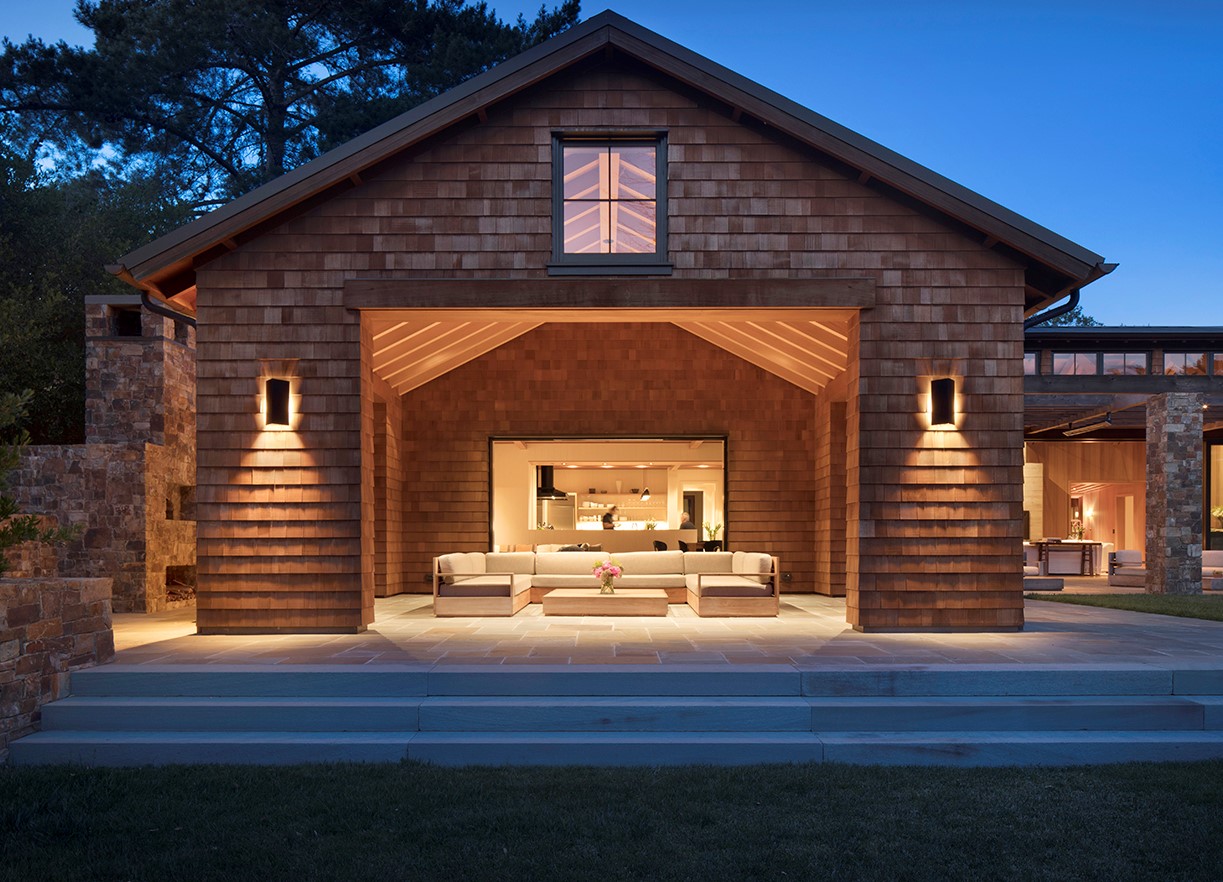 It was sited and designed by architect Richard Beard, when he was a principal at BAR Architects. “It had a house on it that was not in good shape, with a bad location on the property,” he says.