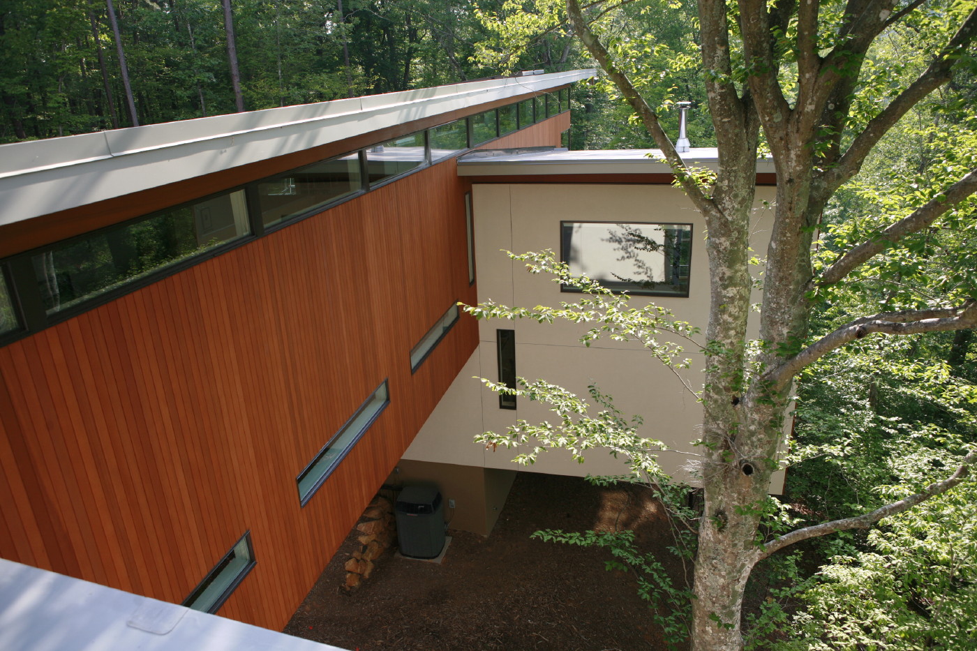 In a dynamic intersection of trapezoid-induced planes, architect Ellen Cassilly and her husband Frank Konhaus have stretched the boundaries of interior spaces to enrich the bonds between artists and collectors.