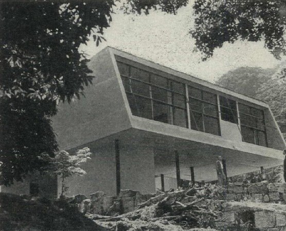 Small Hillside House by Oscar Niemeyer