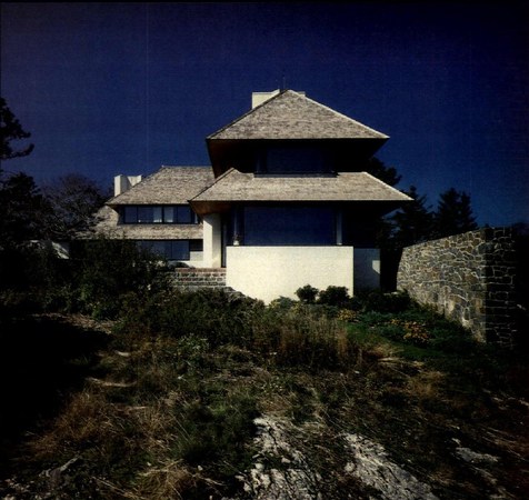 Private Living on a Narrow Coastal Site